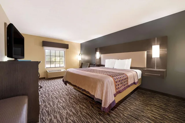 غرفة ديلوكس بسرير كينج، Best Western Bradbury Inn & Suites 2/9