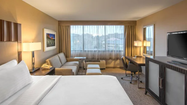 غرفة بسرير كينج مع أريكة سرير، Holiday Inn Denver Lakewood 1/2