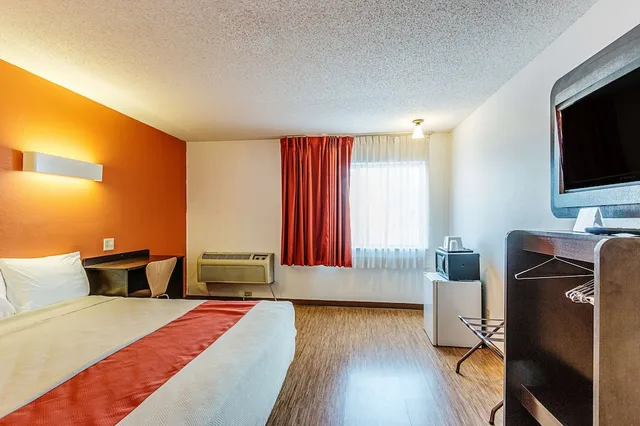 غرفة ديلوكس بسرير كينج بجاكوزي، Motel6 Wisconsin Rapids Wi 1/9