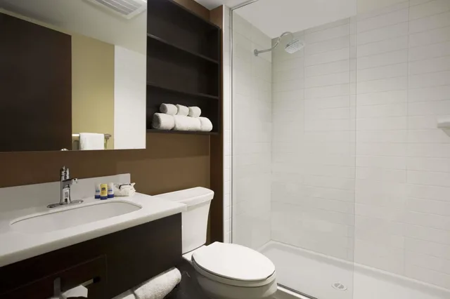 غرفة اقتصادية بسرير كوين، Microtel Inn And Suites By Wyndham Lloydminster 2/2