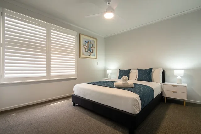 Junior, Apartment, 1 Single and 2 Queen Beds، Tudor Motor Inn 1/3