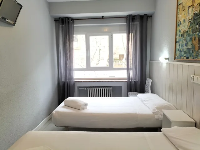Room, Twin Beds, Shared Bathroom, Hostal Albero 1/9