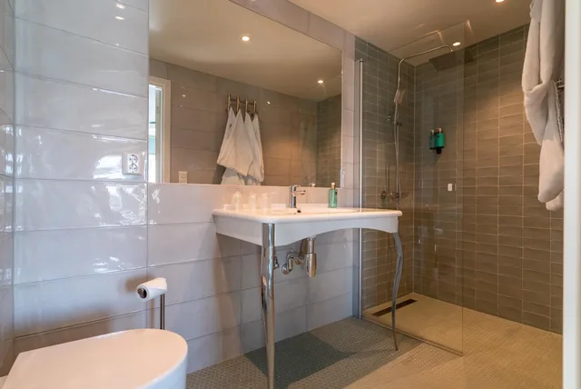 جناح بشرفة، Bardufoss Hotell 6/8