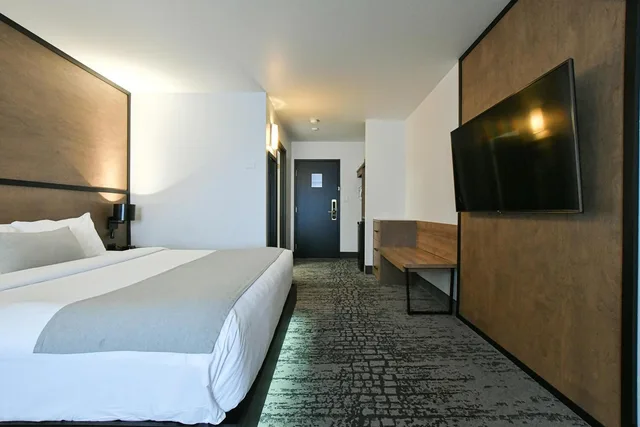 Lounge, Superior, King Bed, Courtyard Side View، AX Hotel Mont Tremblant 3/8