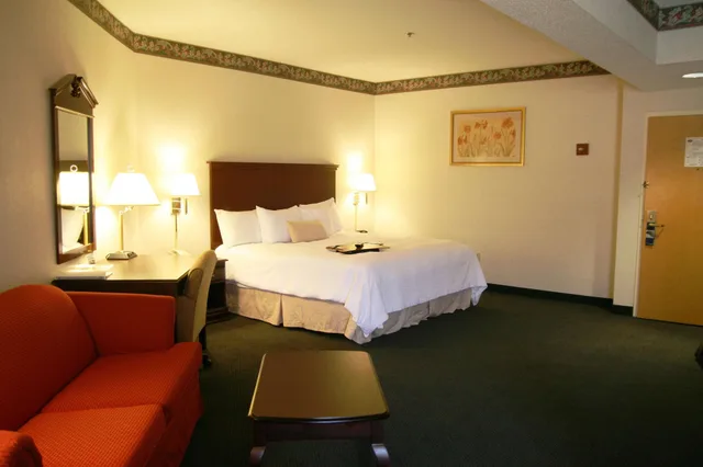 Study, King Bed, Sofa، Hampton Inn Selinsgrove/Shamokin Dam, PA 2/4