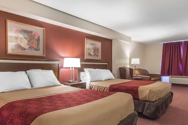 جناح بسريرين كوين، Econo Lodge Orillia 1/1