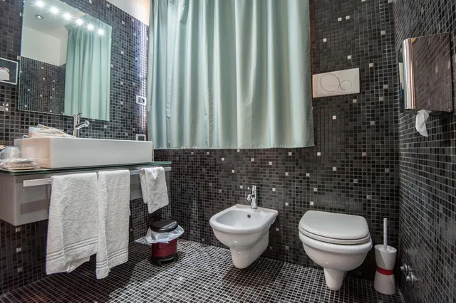 جناح جونيور، Orange Motel 1/3