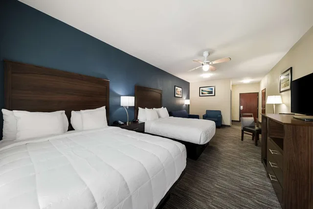 جناح بسريرين كوين مع أريكة بحوض استحمام لذوي الإعاقة، Best Western Plus Lake Dallas Inn & Suites 2/3