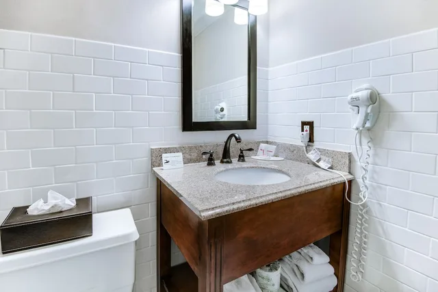 غرفة قياسية بسرير كينج، Ramada By Wyndham Metairie New Orleans Airport 8/8