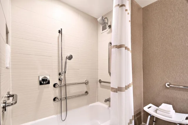 غرفة بسرير كينج أو سرير مزدوج، Cleveland Marriott East 7/8