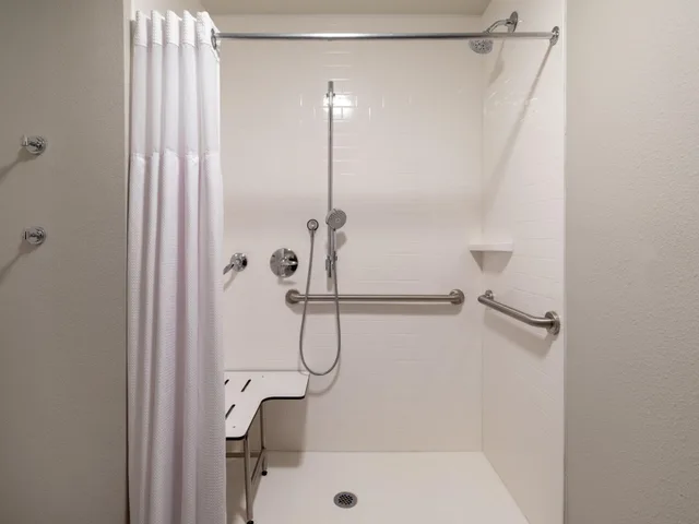 استوديو بسرير كينج لذوي الإعاقة، Staybridge Suites Sioux City Southeast 1/1
