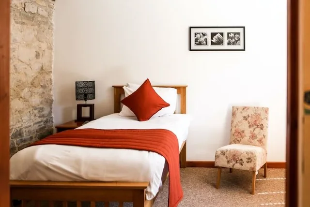 Deluxe, Single, Kingston Country Courtyard 1/2