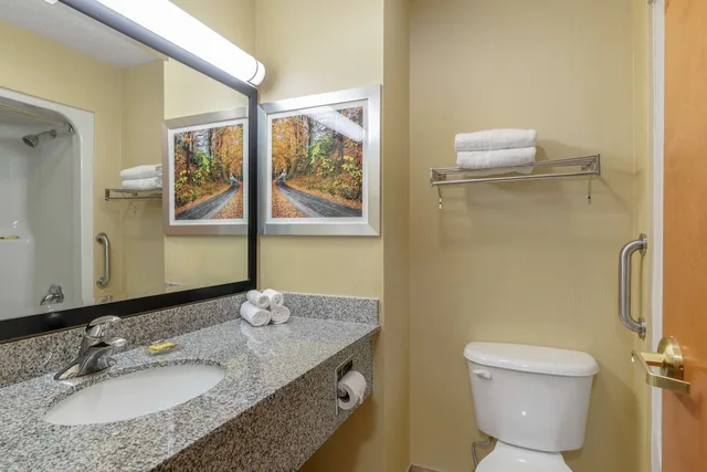 جناح بسرير كينج بحوض جاكوزي، Best Western Plus New England Inn & Suites 9/10