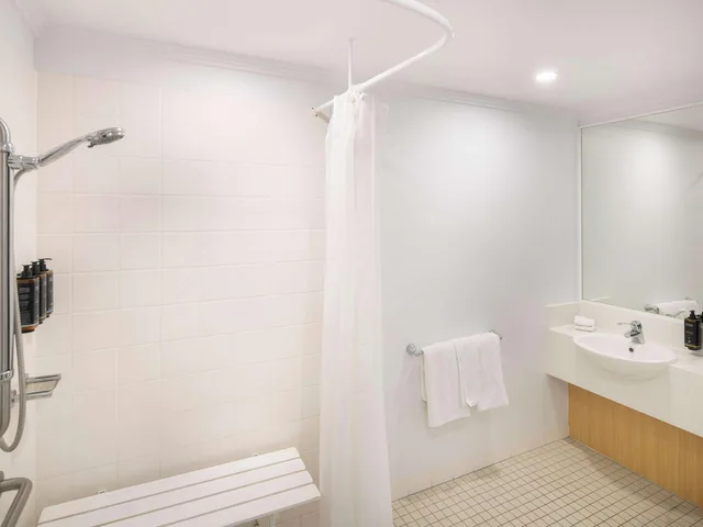 Superior, Double Bed, Accessible, Mercure Sydney Bankstown 5/6