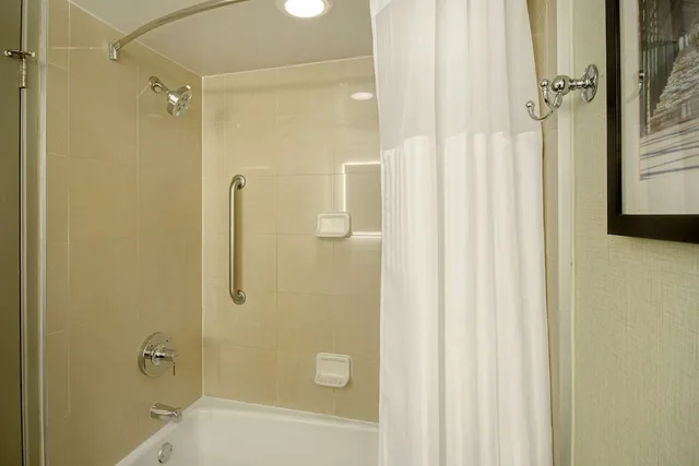 Room, 2 Queen Beds, Atrium Building، Embassy Suites by Hilton Jacksonville Baymeadows 6/6