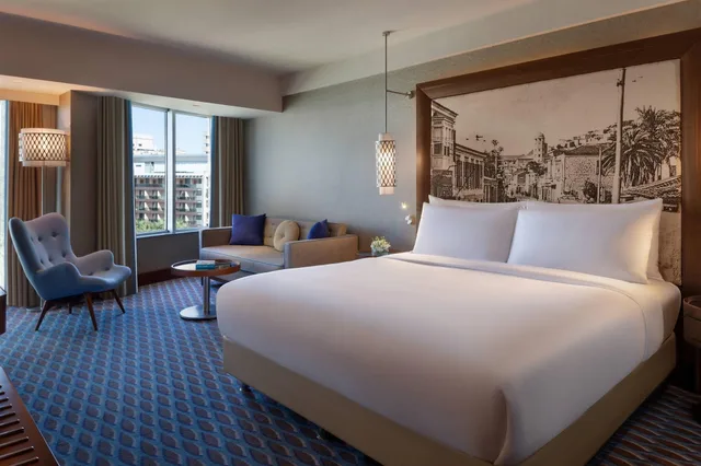 غرفة ديلوكس بسرير مزدوج بإطلالة على المدينة، Renaissance Izmir Hotel 1/3