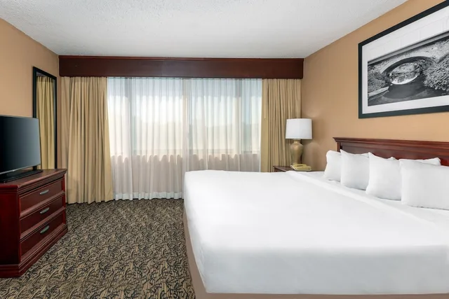 جناح تنفيذي بسرير كينج مع أريكة، Capitol Plaza Hotel Jefferson City 2/3
