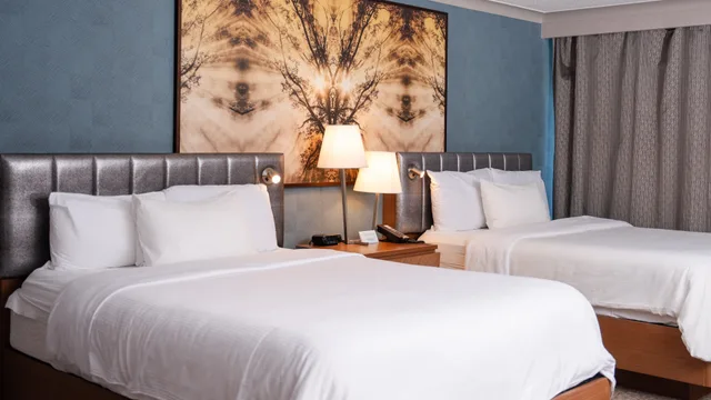 غرفة بريميوم بسريرين كوين بشرفة، Crowne Plaza Toronto – North York 1/4