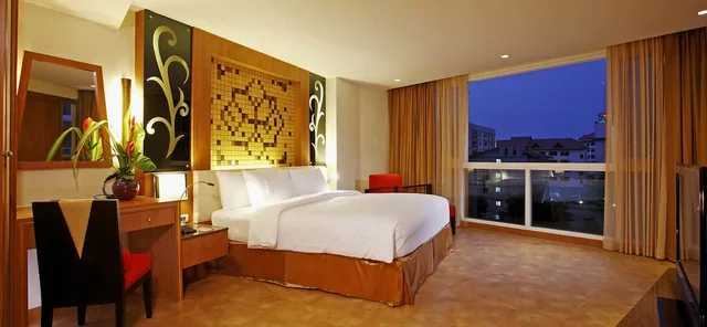 Deluxe, Suite, King Bed, Pool View, Sofa, Centara Nova Hotel Pattaya 3/10