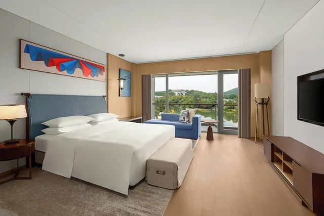 جناح تنفيذي بسرير كينج بشرفة، Le Meridien Shanghai Sheshan 3/10