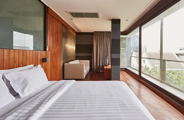 Suite, LUXX Langsuan 4/10