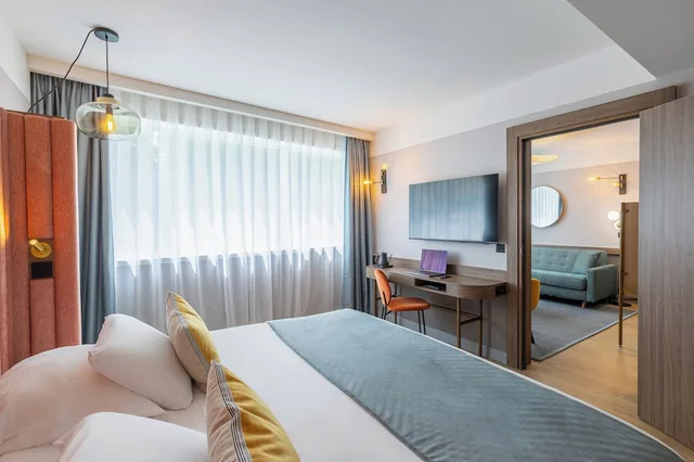 Spa, Suite, King Bed, Sofa، Golden Tulip Aix Les Bains 2/3