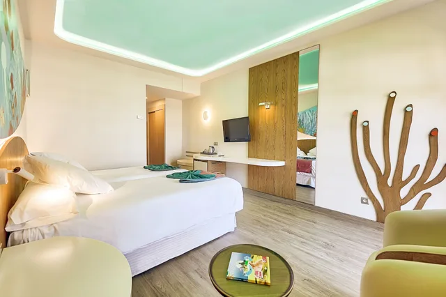 غرفة بسرير مزدوج وسرير فردي بإطلالة على المرسى بشرفة، Hotel LIVVO Puerto de Mogan 9/10