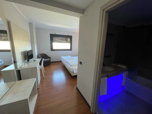 Deluxe, Twin Beds, Hill View، Mamiani Hotel 5/8