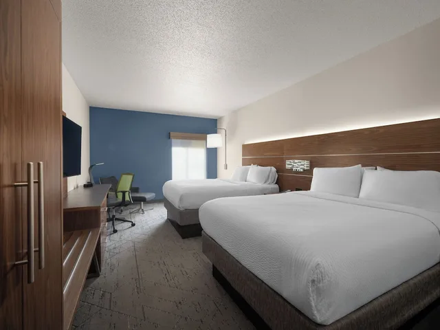 غرفة قياسية بسريرين كوين مع أريكة، Holiday Inn Express Charlotte West - Gastonia, an IHG Hotel 4/7