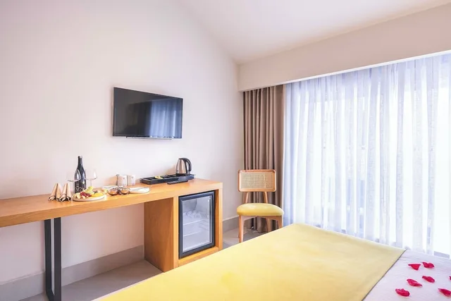 غرفة بريميوم بسرير مزدوج بإطلالة جزئية على البحر، Lei Hotel 6/6
