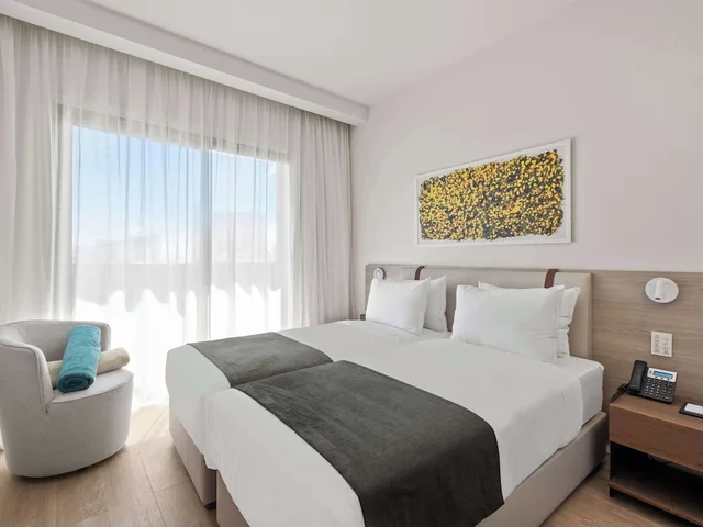 Classic, Twin Beds, Convertible Double Bed، Mercure Larnaca Finikoudes Beach 9/10