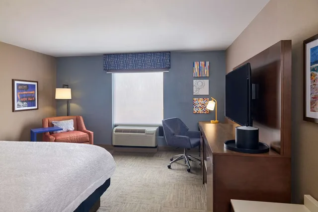 غرفة بريميوم بسرير كينج، Hampton Inn and Suites Providence/Smithfield 2/3