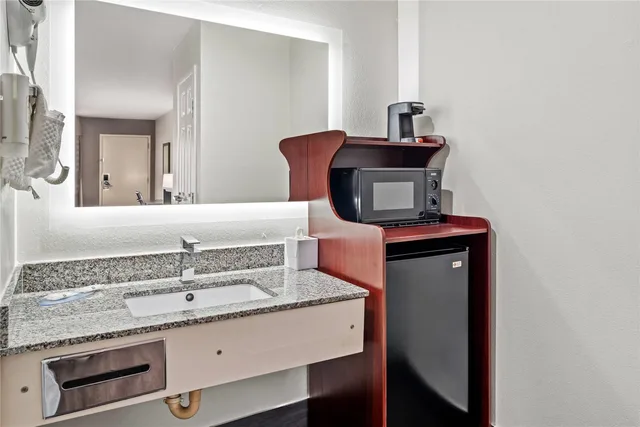 غرفة بسرير كينج للمدخنين، Quality Inn & Suites near Robins Air Force Base 6/6