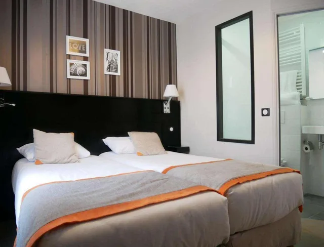غرفة بسريرين منفصلين بحمام خاص، HOTEL BONSEJOUR MONTMARTRE 2/5