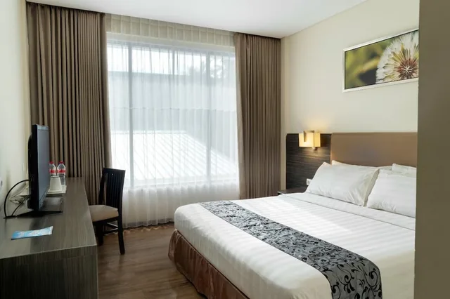 غرفة ديلوكس بسرير كوين وسريرين منفصلين، Estrella Hotel & Conference (ex Aston Luwuk) 1/4