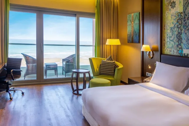 غرفة تنفيذية بسرير كينج، RADISSON BLU HOTEL, SOHAR 8/10