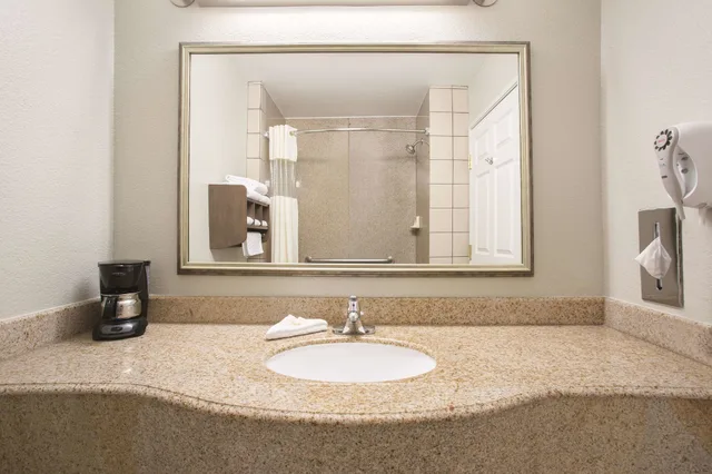غرفة بسرير كينج لذوي الإعاقة، La Quinta Inn & Suites by Wyndham Gallup 8/10