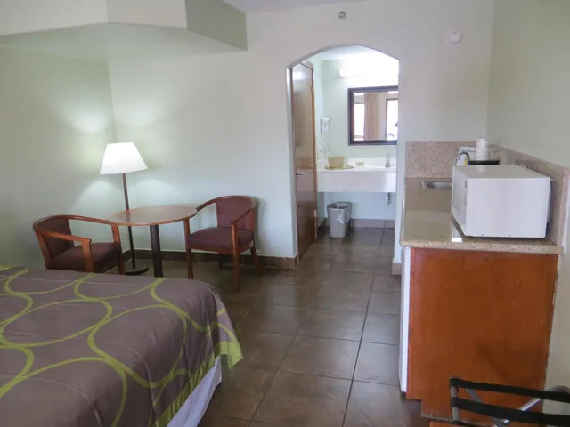 غرفة بسريرين كوين بمطبخ صغير، Super 8 By Wyndham South Padre Island 1/5