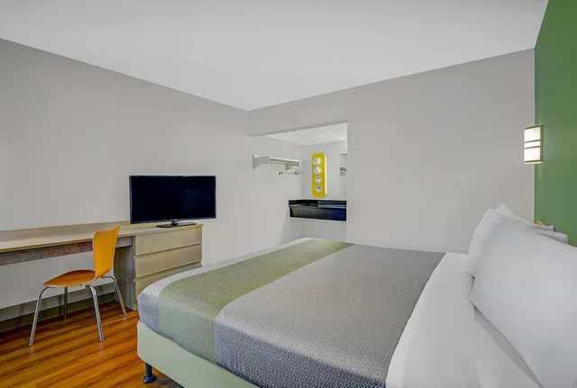 Deluxe, Queen Bed, Kitchenette, Motel6 Tallahassee, FL - Downtown 2/7