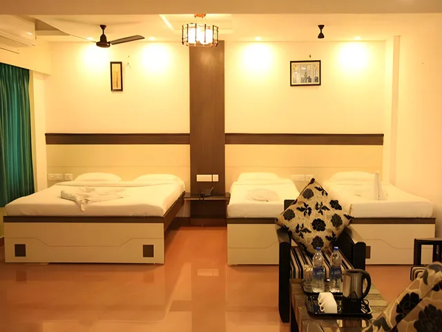 جناح بسرير مزدوج وسرير فردي، Hotel Karpagam International 2/2