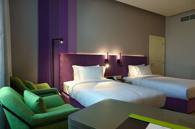 غرفة بسريرين منفصلين بإطلالة على المدينة، La Quinta by Wyndham Abu Dhabi Al Wahda 2/3