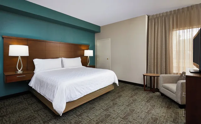 جناح بسرير كينج وسريرين كوين بغرفتي نوم بمطبخ، Staybridge Suites Orlando Airport South 3/7
