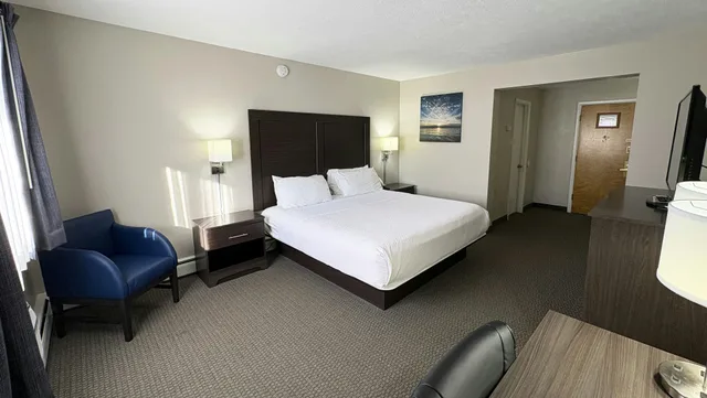 غرفة بسرير كينج، Magnuson Grand Pioneer Inn And Suites 1/4