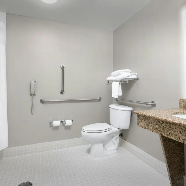 جناح بسرير كينج مع سرير سحّاب إضافي مع أريكة بحوض استحمام لذوي الإعاقة، Boston Peabody Springhill Suites By Marriott 5/7