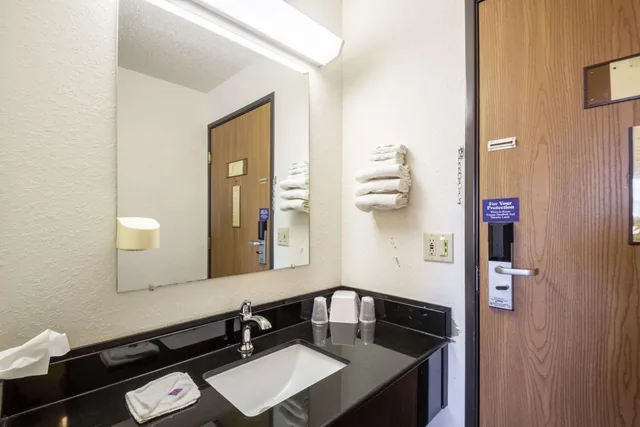 غرفة بسرير كينج لغير المدخنين، Motel6 Saukville, WI 10/10