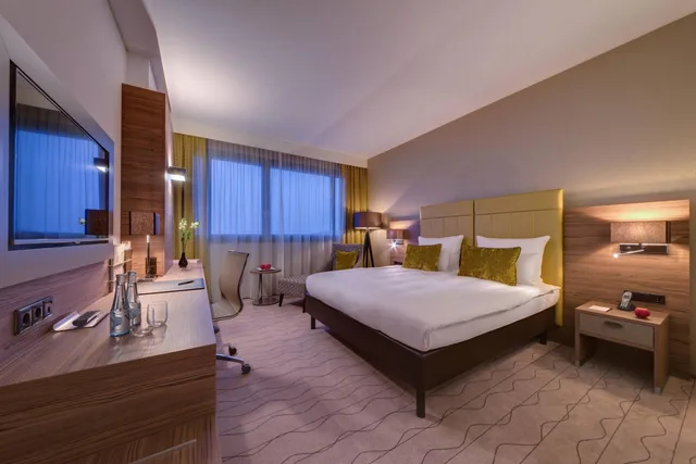 Guest Room, Executive, King Bed, Partial River View, Executive Lounge Access، BONN MARRIOTT HOTEL 3/10