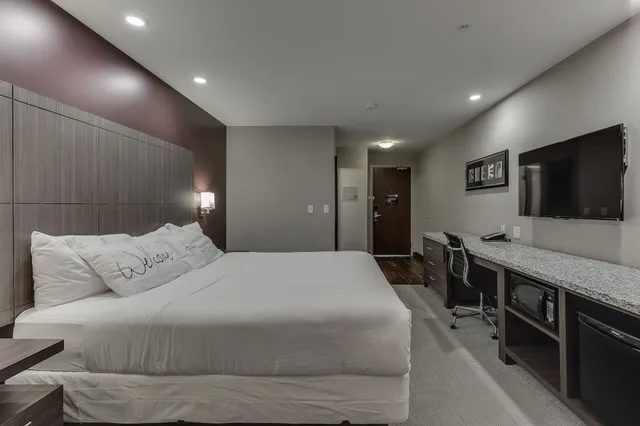 Business, King Bed, Home Inn Suites Saskatoon South 1/6