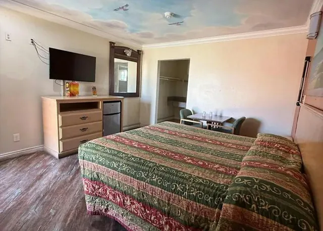 غرفة بسرير كينج للمدخنين، Robinhood Motel Anaheim West 2/5