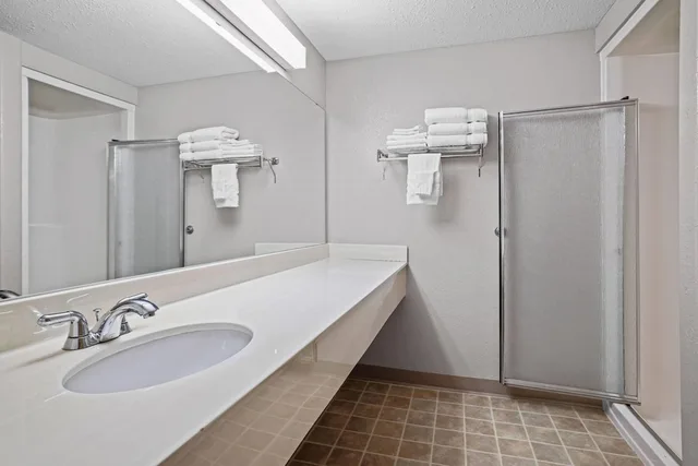 Efficiency, King Bed، Days Inn & Suites by Wyndham Winkler 3/7