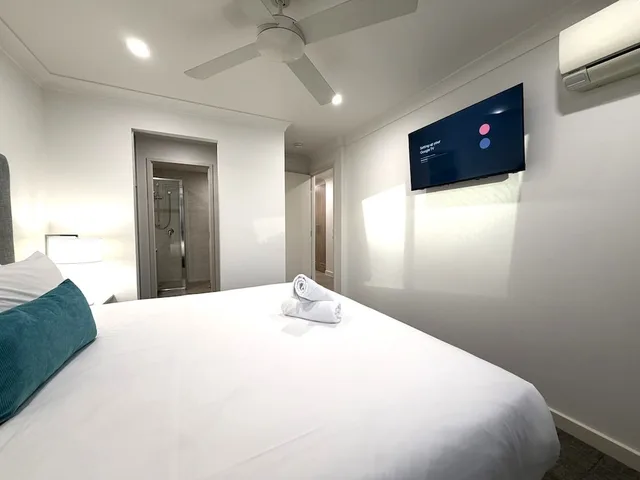 Renovated, 2 Bedrooms, Superior, Apartment, 1 King and 2 Queen Beds، Southport Motel & Apartments 3/8